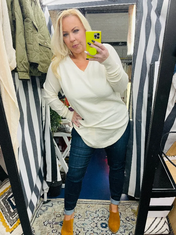 ROUND HEMLINE V-NECK PULLOVER