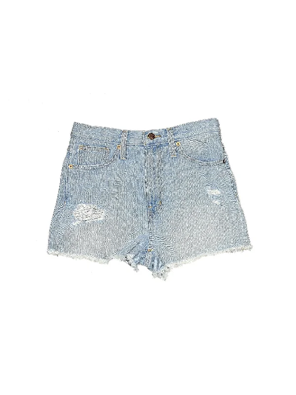 Denim Shorts in Light Wash