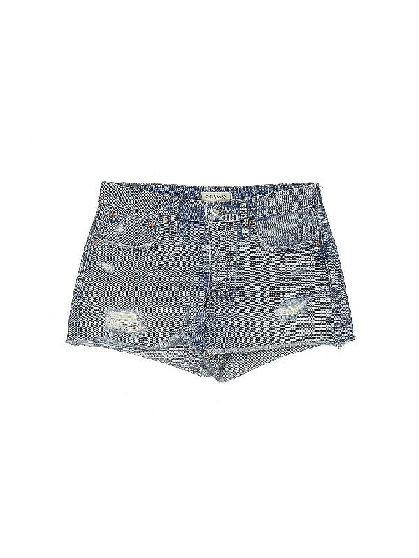 Denim Shorts in Medium Wash